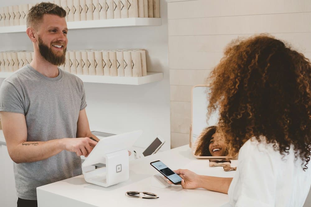 Cliente réglant avec son téléphone au comptoir
